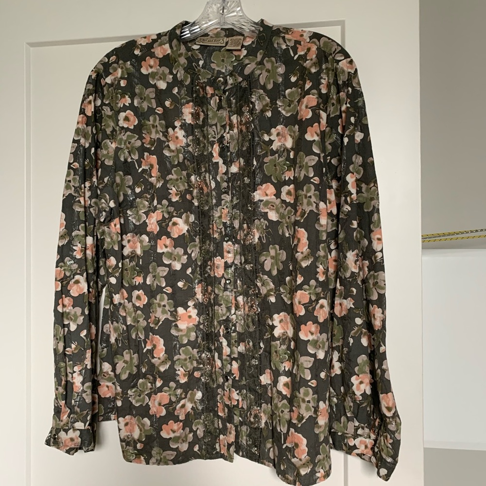 Beautiful hunter green flowered blouse size XL